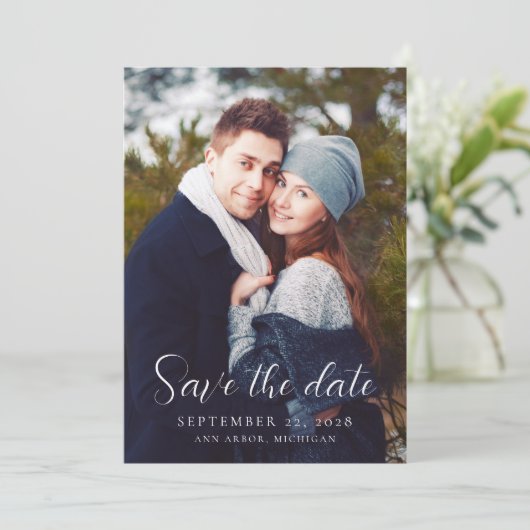 2-foto Modern Script Overlay QR Code Wedding Save The Date (Staand voorkant)