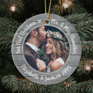 2 Foto: Mr & Mrs. 1st Kerstgrijs Faux Wood Keramisch Ornament