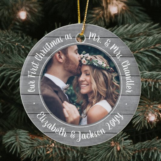 2 Foto: Mr & Mrs. 1st Kerstgrijs Faux Wood Keramisch Ornament
