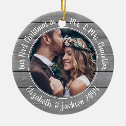 2 Foto: Mr & Mrs. 1st Kerstgrijs Faux Wood Keramisch Ornament (Voorkant)