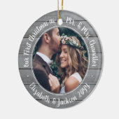 2 Foto: Mr & Mrs. 1st Kerstgrijs Faux Wood Keramisch Ornament (Links)
