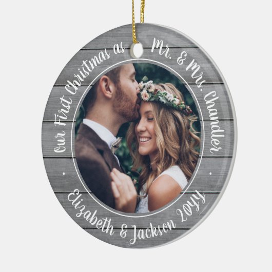 2 Foto: Mr & Mrs. 1st Kerstgrijs Faux Wood Keramisch Ornament (Links)