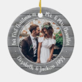 2 Foto: Mr & Mrs. 1st Kerstgrijs Faux Wood Keramisch Ornament (Achterkant)