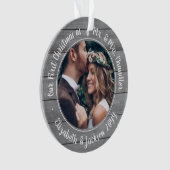 2 Foto: Mr & Mrs. 1st Kerstgrijs Faux Wood Ornament (voorkant)