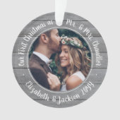 2 Foto: Mr & Mrs. 1st Kerstgrijs Faux Wood Ornament (voorkant)