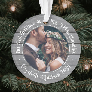 2 Foto: Mr & Mrs. 1st Kerstgrijs Faux Wood Ornament