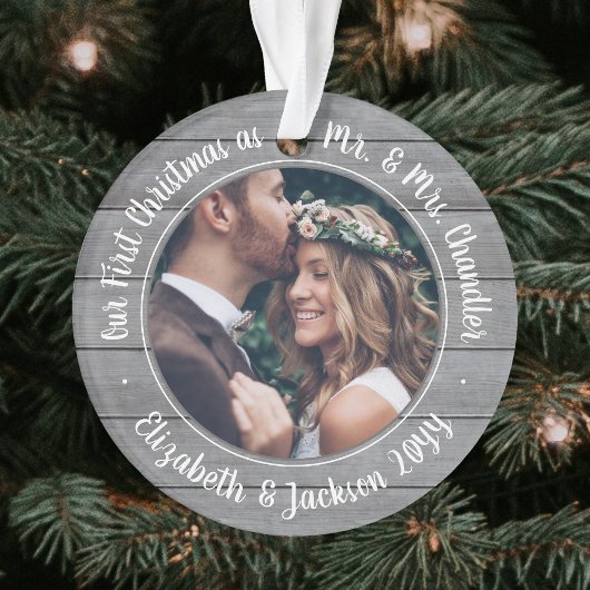 2 Foto: Mr & Mrs. 1st Kerstgrijs Faux Wood Ornament