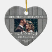 2 Foto: Mr & Mrs. 1st Kerstmis, Hood Heart Keramisch Ornament (Voorkant)