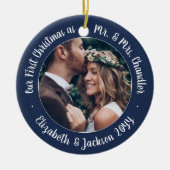 2 Foto: Mr & Mrs. 1st Kerstmis Manuscript Navy & W Keramisch Ornament (Voorkant)