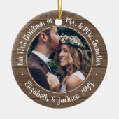 2 Foto: Mr & Mrs. 1st Kerstmis Rustic Faux Wood Keramisch Ornament (Voorkant)