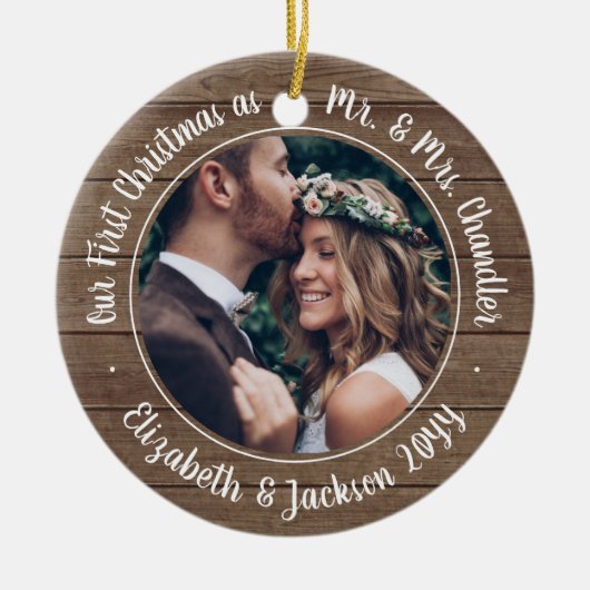 2 Foto: Mr & Mrs. 1st Kerstmis Rustic Faux Wood Keramisch Ornament (Voorkant)