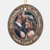 2 Foto: Mr & Mrs. 1st Kerstmis Rustic Faux Wood Keramisch Ornament (Links)