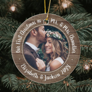 2 Foto: Mr & Mrs. 1st Kerstmis Rustic Faux Wood Keramisch Ornament