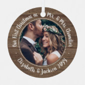 2 Foto: Mr & Mrs. 1st Kerstmis Rustic Faux Wood Metalen Ornament (Voorkant)