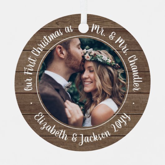 2 Foto: Mr & Mrs. 1st Kerstmis Rustic Faux Wood Metalen Ornament (Voorkant)