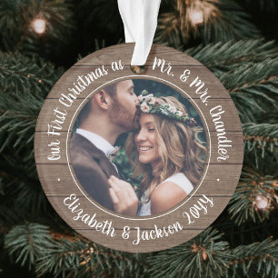 2 Foto: Mr & Mrs. 1st Kerstmis Rustic Faux Wood Ornament