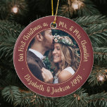 2 Foto: Mr & Mrs. 1st kerstscript Burgundy Keramisch Ornament<br><div class="desc">Viel een vrolijke 1e vakantie als een getrouwd stel met een aangepast 2 foto "Ons eerste kerstfeest als Mr. Ronde keramische ornament. Alle tekst en afbeeldingen op deze sjabloon zijn eenvoudig te personaliseren en kunnen verschillend of het zelfde op voor en rug zijn. (AFBEELDING & TEKST ONTWERPTIPS: 1) Om de...</div>