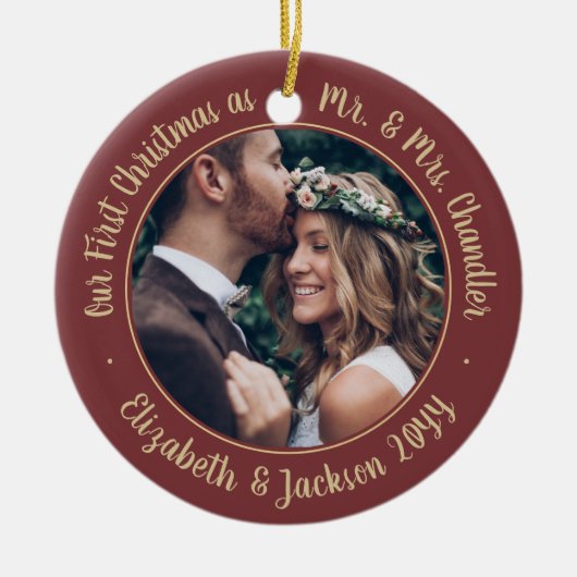 2 Foto: Mr & Mrs. 1st kerstscript Burgundy Keramisch Ornament (Voorkant)