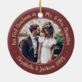 2 Foto: Mr & Mrs. 1st kerstscript Burgundy Keramisch Ornament (Achterkant)