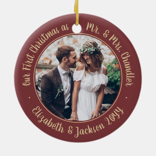2 Foto: Mr & Mrs. 1st kerstscript Burgundy Keramisch Ornament (Achterkant)