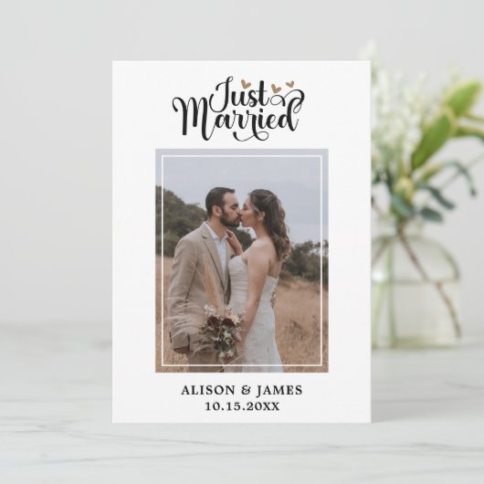 2 foto net getrouwd modern script hart bruiloft aankondiging (Staand voorkant)