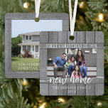 2 Foto: New Home First Kerstgrijs Faux Wood Metalen Ornament<br><div class="desc">Geniet van de vreugde van uw nieuwe plek met een op maat gemaakte 2 foto "Eerste Kerstmis in ons nieuwe huis" met grijs ornament van vierkant hout. Afbeeldingen en alle tekst op deze sjabloon zijn eenvoudig te personaliseren. (AFBEELDING PLACEMENT TIP: Een gemakkelijke manier om een foto precies te centreren hoe...</div>