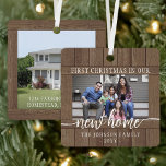 2 Foto: New Home First Kerstmis Rustic Faux Wood Metalen Ornament<br><div class="desc">Geniet van de vreugde van uw nieuwe plek met een op maat gemaakte 2 foto "Eerste Kerstmis in ons nieuwe huis" van ornament van hout uit vierkante openingen. Afbeeldingen en alle tekst op deze sjabloon zijn eenvoudig te personaliseren. (AFBEELDING PLACEMENT TIP: Een gemakkelijke manier om een foto precies te centreren...</div>