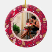 2 Foto onze eerste kerst met donkerroze rood Keramisch Ornament (Achterkant)