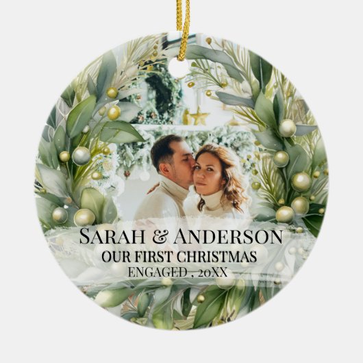 2 Foto Onze eerste kerst verloofd, Zverloofd Keramisch Ornament (Voorkant)