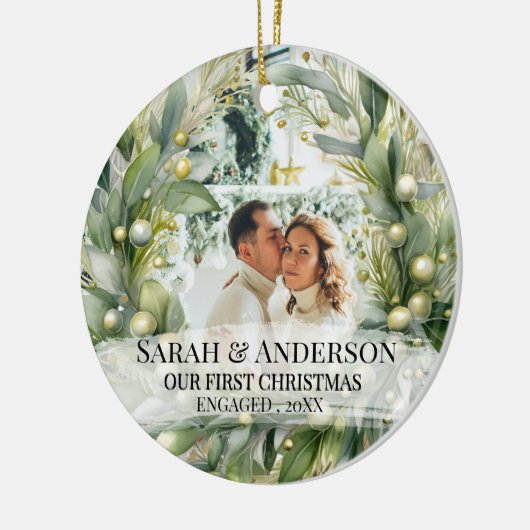 2 Foto Onze eerste kerst verloofd, Zverloofd Keramisch Ornament (Links)