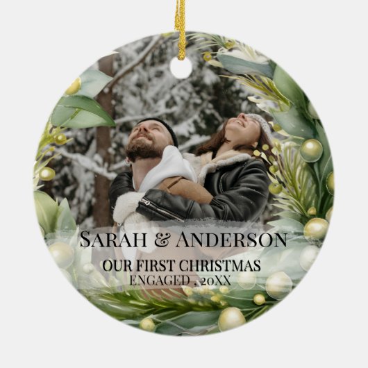 2 Foto Onze eerste kerst verloofd, Zverloofd Keramisch Ornament (Achterkant)