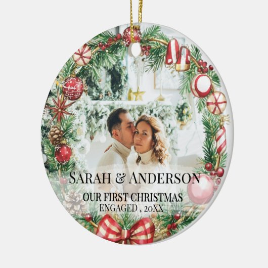 2 Foto Onze eerste kerst verloofd, Zverloofd Keramisch Ornament (Links)