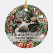 2 Foto Onze eerste kerst verloofd, Zverloofd Keramisch Ornament (Achterkant)