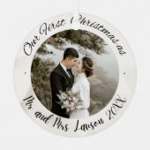 2 Foto Onze Eerste Kerstmis Getrouwd Faux Ornament (Voorkant)