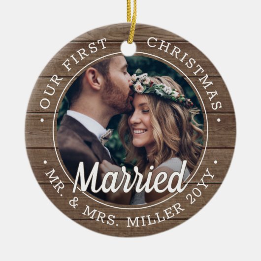 2 Foto Passen getrouwd 1e Kerstmis gehuwd met Faux Keramisch Ornament (Voorkant)