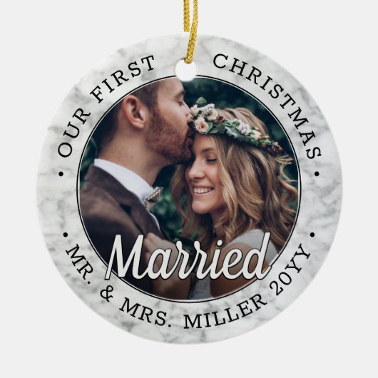 2 Foto Passen getrouwd 1e Kerstmis gehuwd met faux Keramisch Ornament (Voorkant)