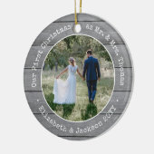 2 Foto Passen getrouwd Eerste Kerstmis Faux Grijze Keramisch Ornament (Links)