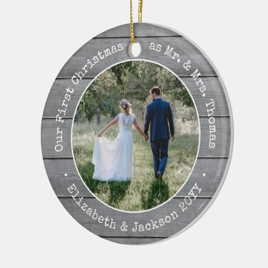 2 Foto Passen getrouwd Eerste Kerstmis Faux Grijze Keramisch Ornament (Links)