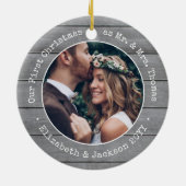2 Foto Passen getrouwd Eerste Kerstmis Faux Grijze Keramisch Ornament (Achterkant)