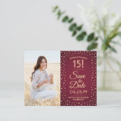 2 Foto Quinceanera Burgundy Gold Save the Date Uitnodiging Briefkaart (Staand voorkant)