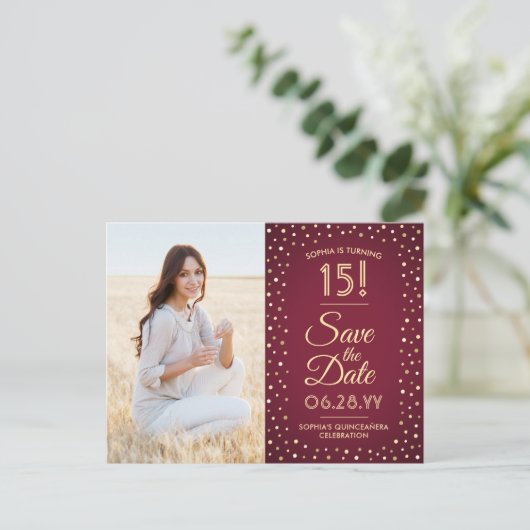 2 Foto Quinceanera Burgundy Gold Save the Date Uitnodiging Briefkaart (Staand voorkant)