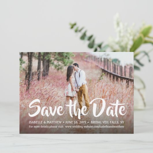 2 Foto Stijlvol White Calligraphy Script Weduwen Save The Date (Staand voorkant)
