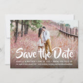 2 Foto Stijlvolle Witte Calligrafie Script Bruilof Save The Date (Voorkant)