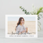 2 Foto Sweet 16 Birthday Modern Elegant Script Kaart (Staand voorkant)