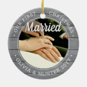 2 Foto van ons eerste kersthuwelijk Faux Grey Wood Keramisch Ornament (Achterkant)