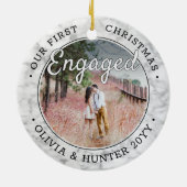 2 Foto van onze eerste kerst met Faux Marble Keramisch Ornament (Achterkant)