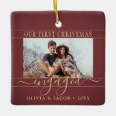 2 Foto Verloving Eerste Kerstmis Bourgogne & Gold Keramisch Ornament (Voorkant)