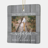 2 Foto Verloving Eerste Kerstmis Faux Grey Wood Keramisch Ornament (Links)