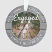 2 Foto Verloving Eerste Kerstmis Faux Grey Wood Ornament (voorkant)