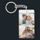 2 Fotocollage Familienaam - Horizontale foto's Sleutelhanger<br><div class="desc">Gebruik maximaal twee horizontale of selfie-telefoonfoto's om een uniek en persoonlijk geschenk te creëer. Als u de afbeeldingen moet aanpassen,  klikt u op het gereedschap Aanpassen om wijzigingen aan te brengen.</div>